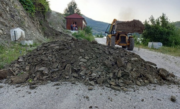 'Arsa bizim' dedi: Toprak döküp turistik şelale yolunu kapattı