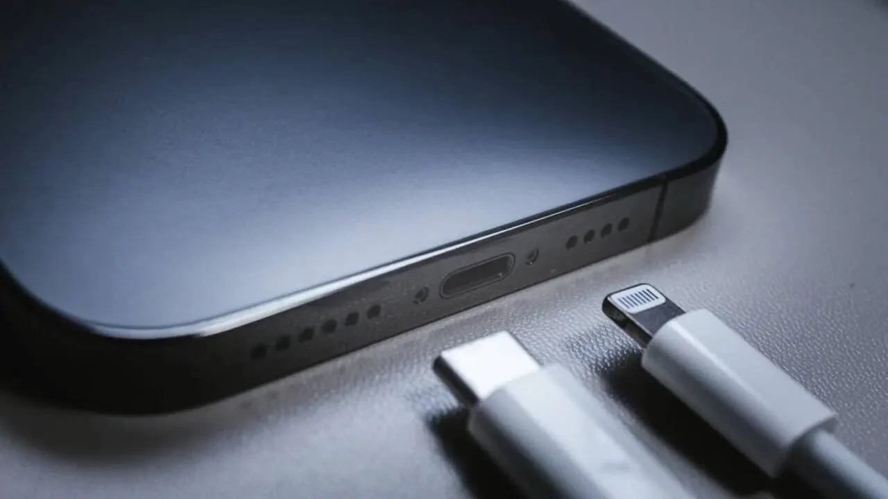 Artık bir devir kapanıyor! Şarj girişi olmayan iPhone: Evdeki şarj aletleri çöpe gidecek