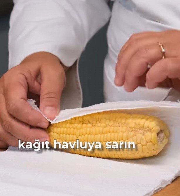 Artık dakikalarca mısır haşlamaya son! Mikrodalga ile 3 dakikada enfes mısır işte böyle hazırlanıyor