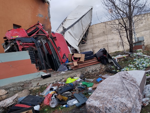 Foto - Artık kullanılamaz hale geldi! Bu evin üzerinden kuş değil kamyon uçuyor