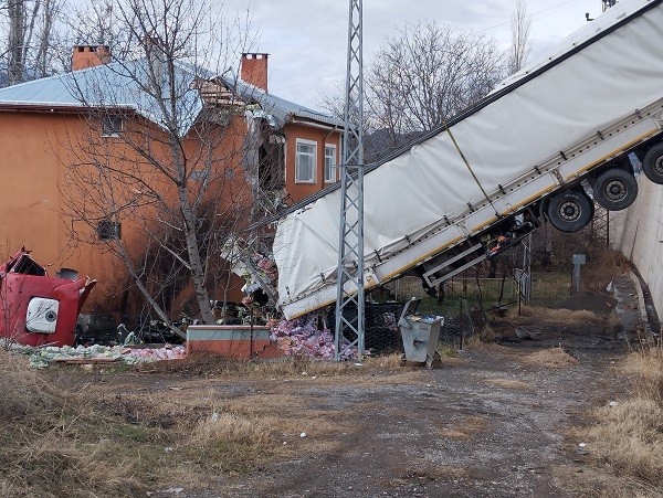 Foto - Artık kullanılamaz hale geldi! Bu evin üzerinden kuş değil kamyon uçuyor
