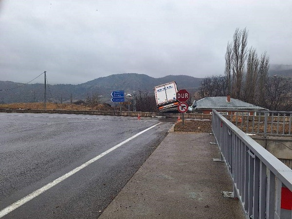 Foto - Artık kullanılamaz hale geldi! Bu evin üzerinden kuş değil kamyon uçuyor