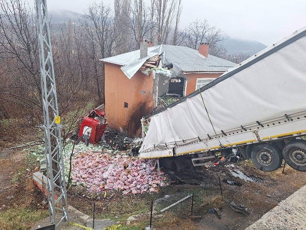 Foto - Artık kullanılamaz hale geldi! Bu evin üzerinden kuş değil kamyon uçuyor