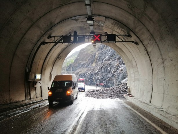 Artvin-Yusufeli kara yolunda iki noktada heyelan