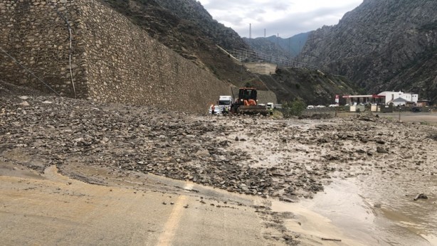 Foto - Artvin-Yusufeli kara yolunda iki noktada heyelan