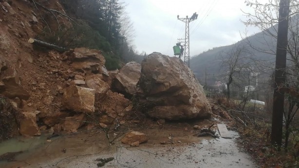 Foto - Artvin'de heyelan; köy yolu kapandı, elektrik kesildi