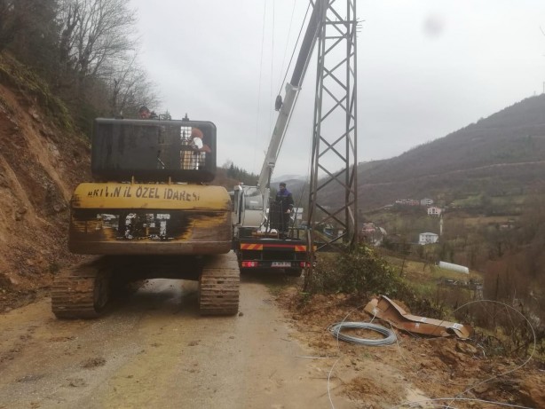 Foto - Artvin'de heyelan; köy yolu kapandı, elektrik kesildi