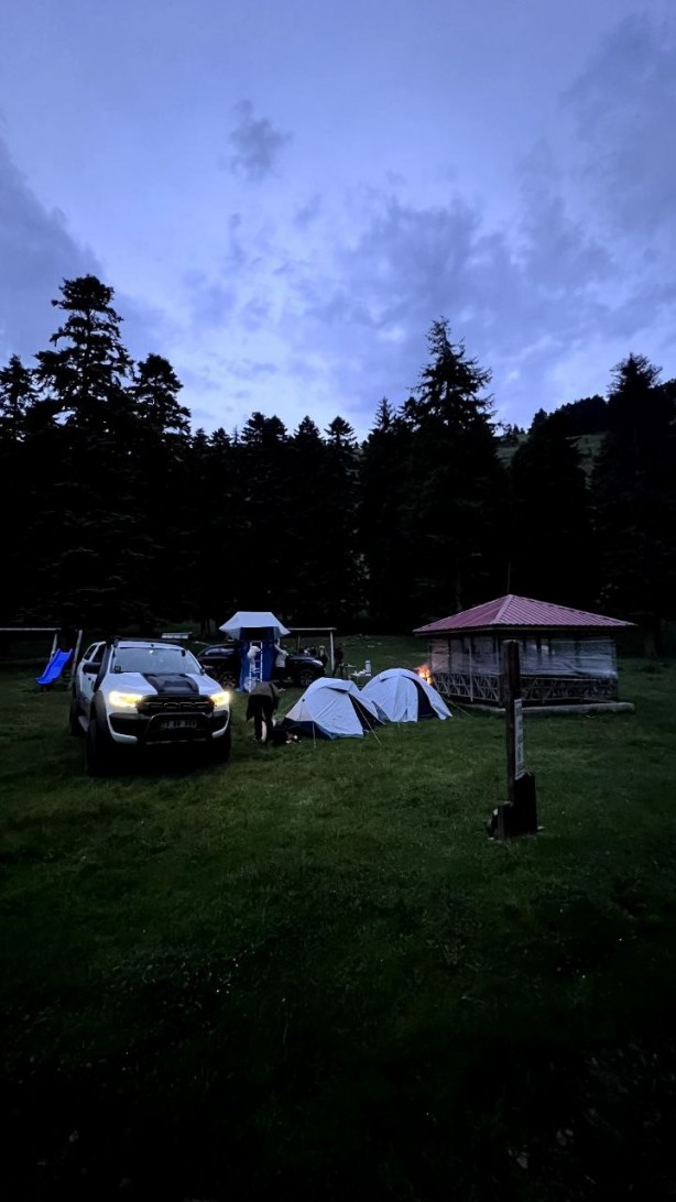 Artvin'de kamp yapan gençlerin boz ayılarla mücadelesi