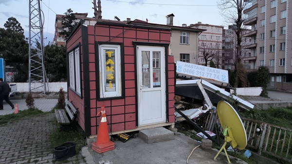 Foto - Artvin’de kuvvetli fırtına çatıları uçurdu