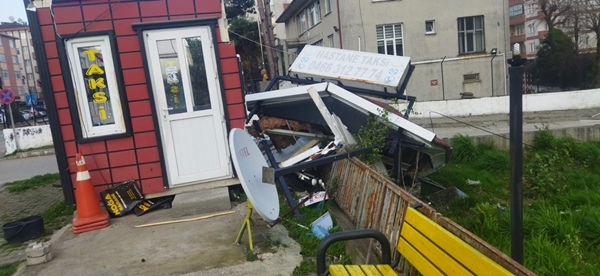 Foto - Artvin’de kuvvetli fırtına çatıları uçurdu