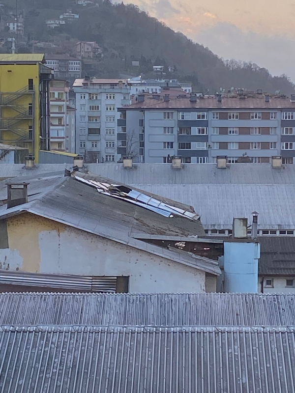 Artvin’de kuvvetli fırtına çatıları uçurdu