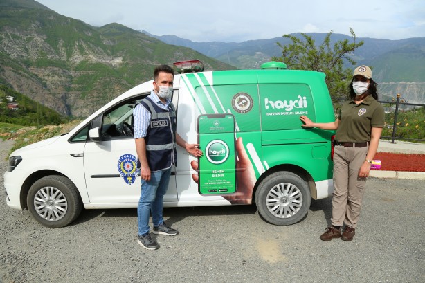 Artvin'de polisler sokak hayvanlarını besledi