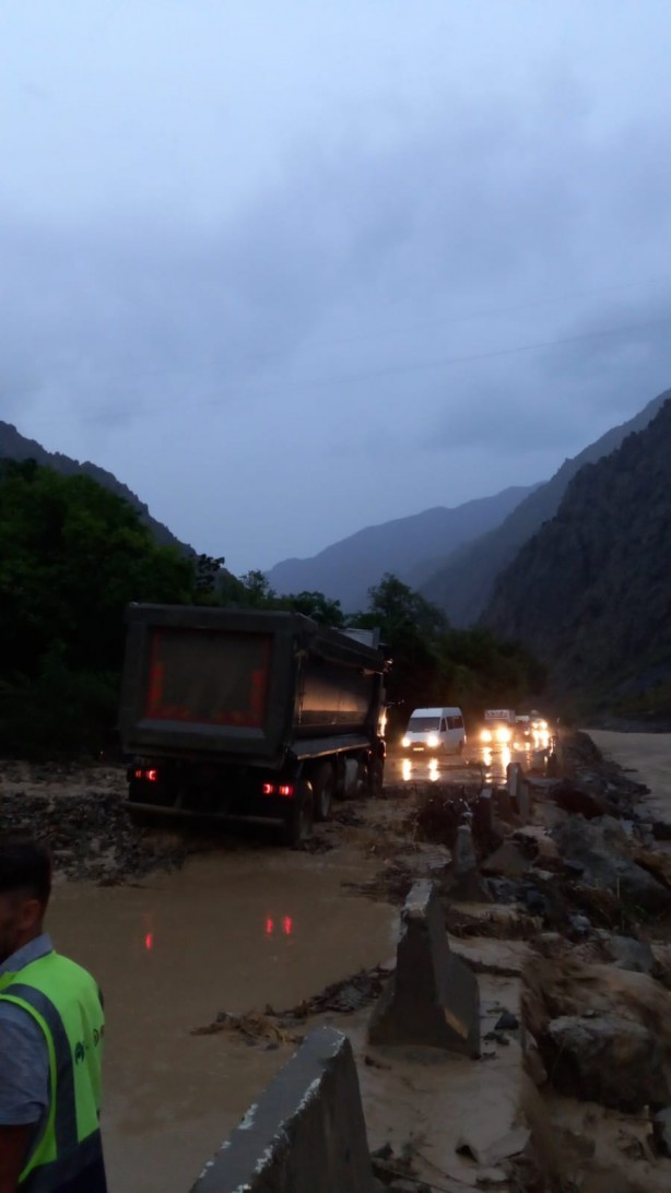 Artvin'de şiddetli yağış sonrası dereler taştı!
