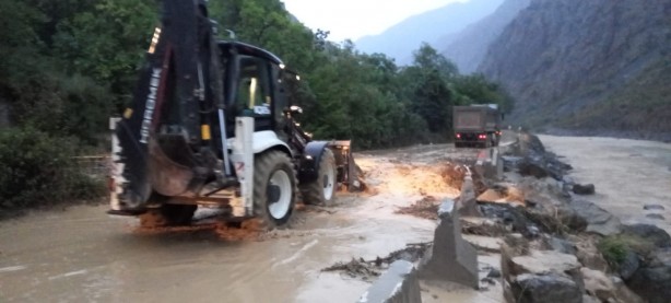Foto - Artvin'de şiddetli yağış sonrası dereler taştı!