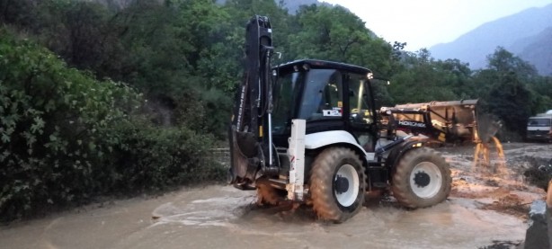Foto - Artvin'de şiddetli yağış sonrası dereler taştı!