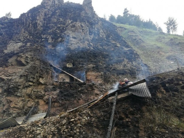 Foto - Artvin'deki yangından içler acısı görüntüler