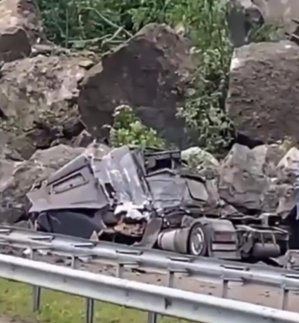 Foto - Artvin'in Kemalpaşa ilçesinde heyelan! Yol ulaşıma kapandı, ölü ve yaralılar var
