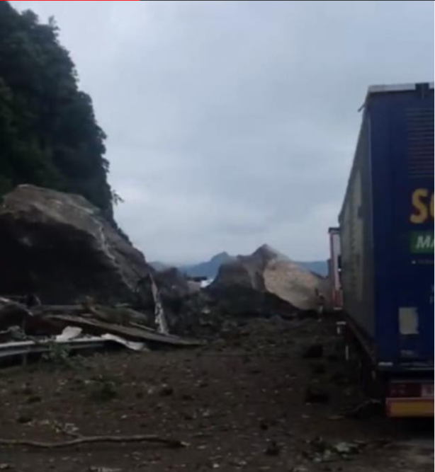 Foto - Artvin'in Kemalpaşa ilçesinde heyelan! Yol ulaşıma kapandı, ölü ve yaralılar var