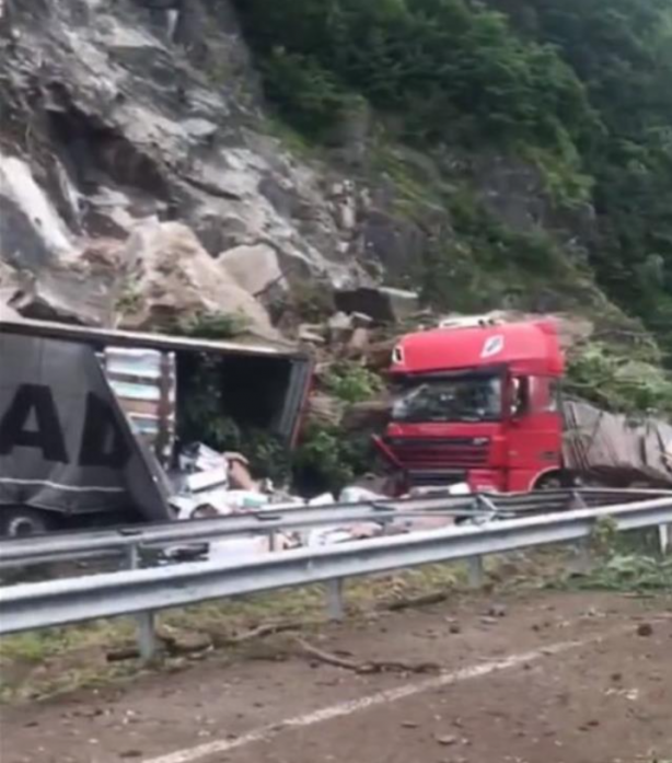 Foto - Artvin'in Kemalpaşa ilçesinde heyelan! Yol ulaşıma kapandı, ölü ve yaralılar var