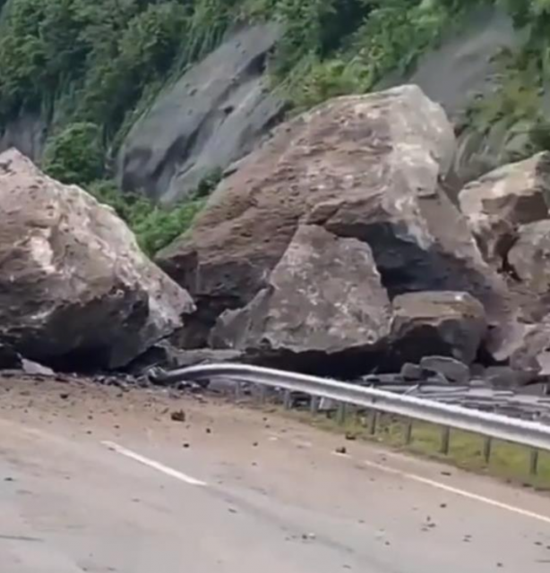 Foto - Artvin'in Kemalpaşa ilçesinde heyelan! Yol ulaşıma kapandı, ölü ve yaralılar var