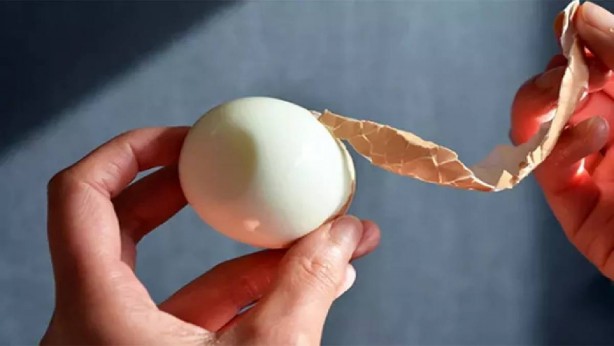 Aşçılar herkesten deli gibi saklıyordu! Yumurtaya bunu yapın! Muz gibi soyuluyor