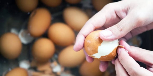 Foto - Aşçılar herkesten deli gibi saklıyordu! Yumurtaya bunu yapın! Muz gibi soyuluyor