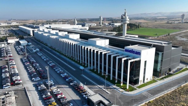 Foto - Aselsan’ın ürettiği yerli telefonun önünü kesen Türk bakın kimmiş! Şu an hak ettiği yerde