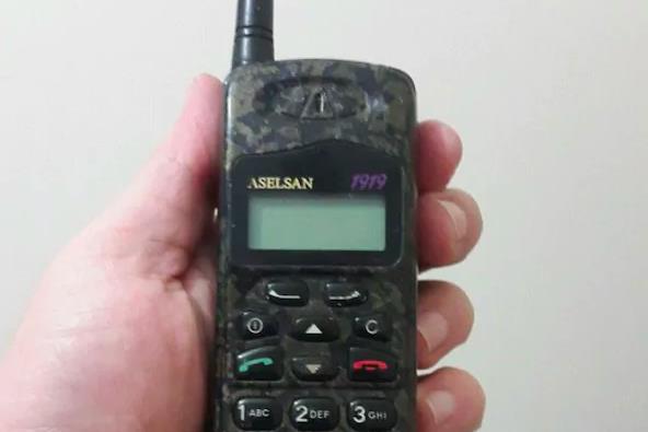 Foto - Aselsan’ın ürettiği yerli telefonun önünü kesen Türk bakın kimmiş! Şu an hak ettiği yerde