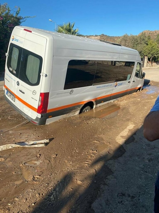 Foto - Asfalt bomba gibi patladı! Kimse ne olduğunu anlayamadı