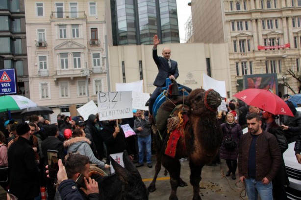 Foto - Aşı karşıtlarından 'eşek' ve 'deve'li protesto!