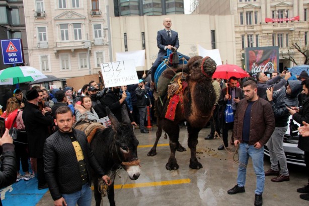 Foto - Aşı karşıtlarından 'eşek' ve 'deve'li protesto!