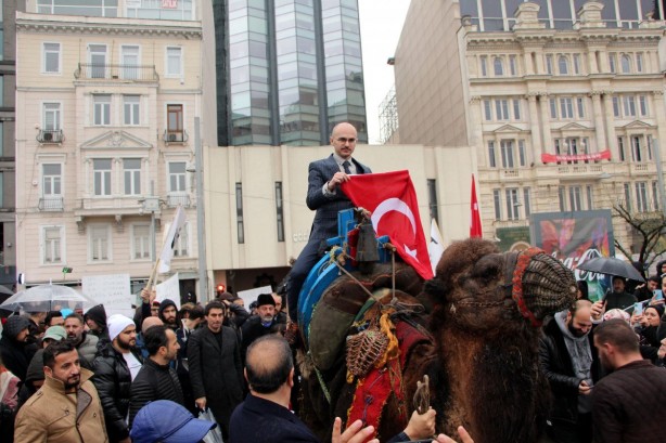 Foto - Aşı karşıtlarından 'eşek' ve 'deve'li protesto!