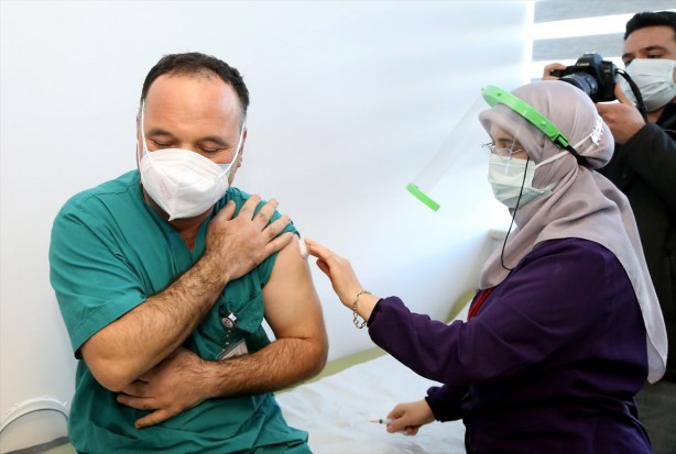 Aşı yaptırdıktan sonra maske takılacak mı? 12 soruda aşıyla ilgili merak edilenler