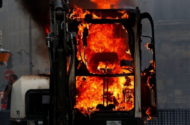 Foto - 'Aşı zorunluluğu' ve 'sağlıkı kartı' kararının ardından Fransa'da sokaklar karıştı! Binlerce kişiden protesto
