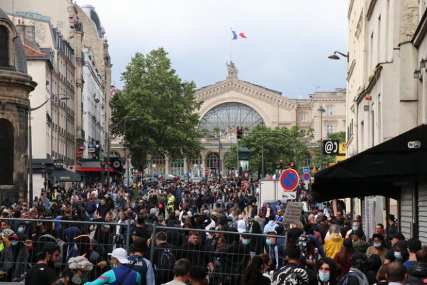 Foto - 'Aşı zorunluluğu' ve 'sağlıkı kartı' kararının ardından Fransa'da sokaklar karıştı! Binlerce kişiden protesto