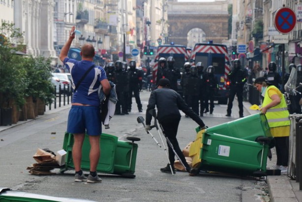 Foto - 'Aşı zorunluluğu' ve 'sağlıkı kartı' kararının ardından Fransa'da sokaklar karıştı! Binlerce kişiden protesto