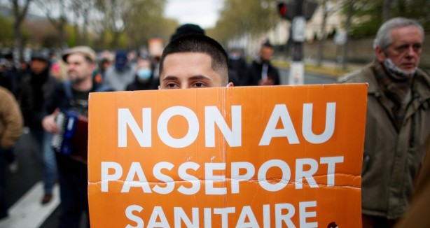 'Aşı zorunluluğu' ve 'sağlıkı kartı' kararının ardından Fransa'da sokaklar karıştı! Binlerce kişiden protesto