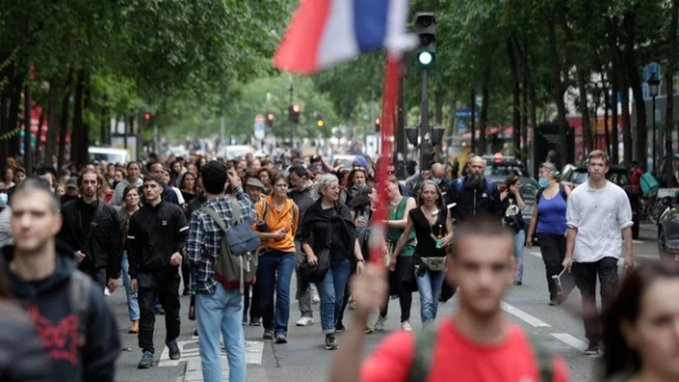 Foto - 'Aşı zorunluluğu' ve 'sağlıkı kartı' kararının ardından Fransa'da sokaklar karıştı! Binlerce kişiden protesto