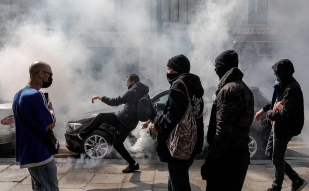 Foto - 'Aşı zorunluluğu' ve 'sağlıkı kartı' kararının ardından Fransa'da sokaklar karıştı! Binlerce kişiden protesto