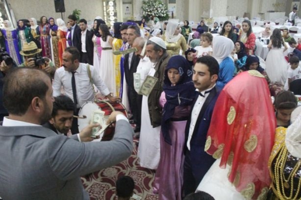  Aşiret düğününde dolar ve altın yağmuru