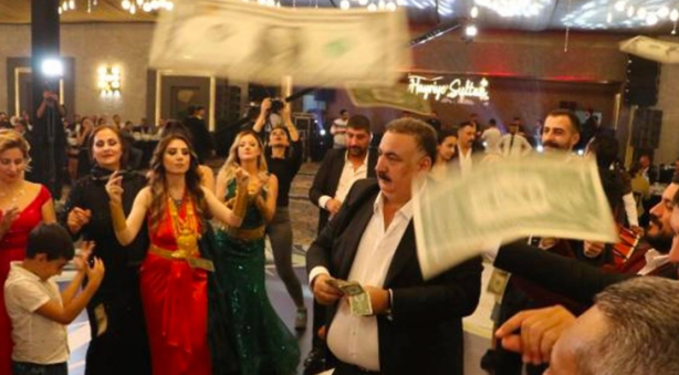 Foto - Aşiret düğününde geline 7 kilo altın takıldı Urfa Urfa olalı böyle düğün görmedi