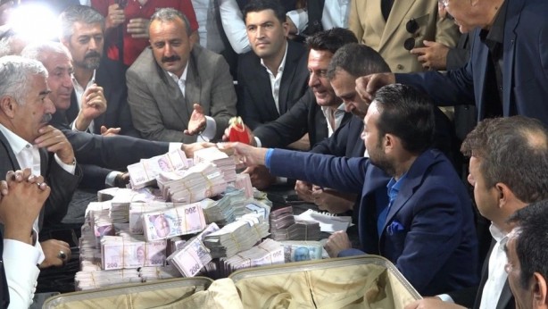 Aşiret düğününde paralar bavula sığmadı!