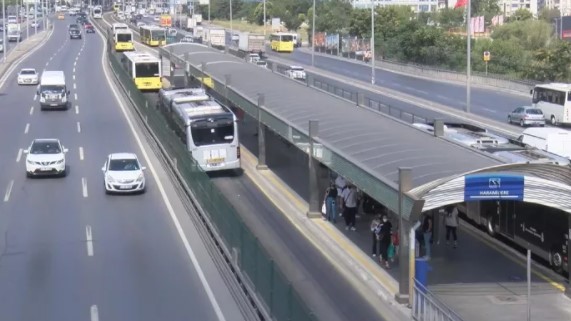 Foto - Aşırı sıcak asfaltı eritti!