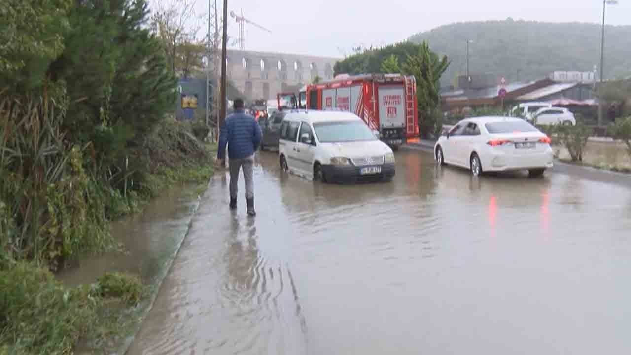 Foto - Aşırı yağışlar Kemerburgaz’ı da vurdu: Minibüsü sürüklendi ağaca tutunarak kurtuldu