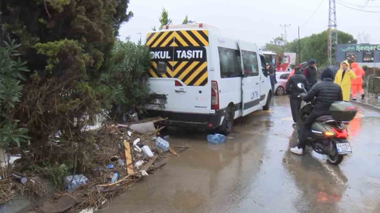 Aşırı yağışlar Kemerburgaz’ı da vurdu: Minibüsü sürüklendi ağaca tutunarak kurtuldu