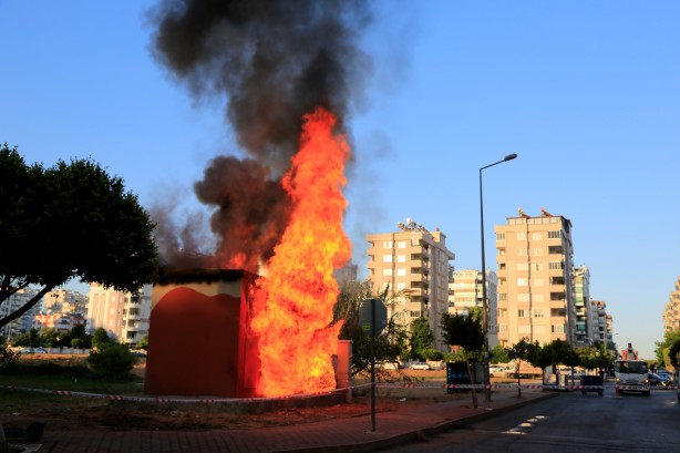 Foto - Aşırı yüklenmeyi kaldırmayan trafo alev alev yandı