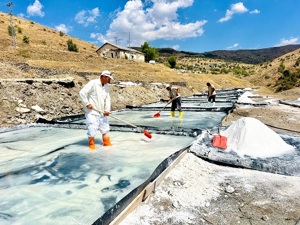 Foto - Asırlardır değişmeyen tuz mesaisi