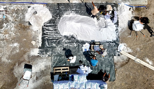 Foto - Asırlardır değişmeyen tuz mesaisi