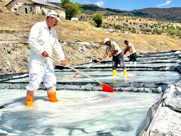 Foto - Asırlardır değişmeyen tuz mesaisi