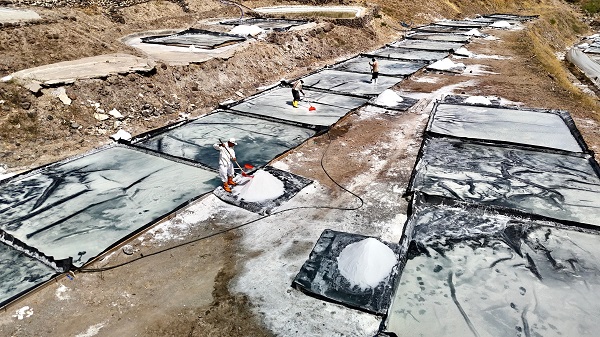 Foto - Asırlardır değişmeyen tuz mesaisi